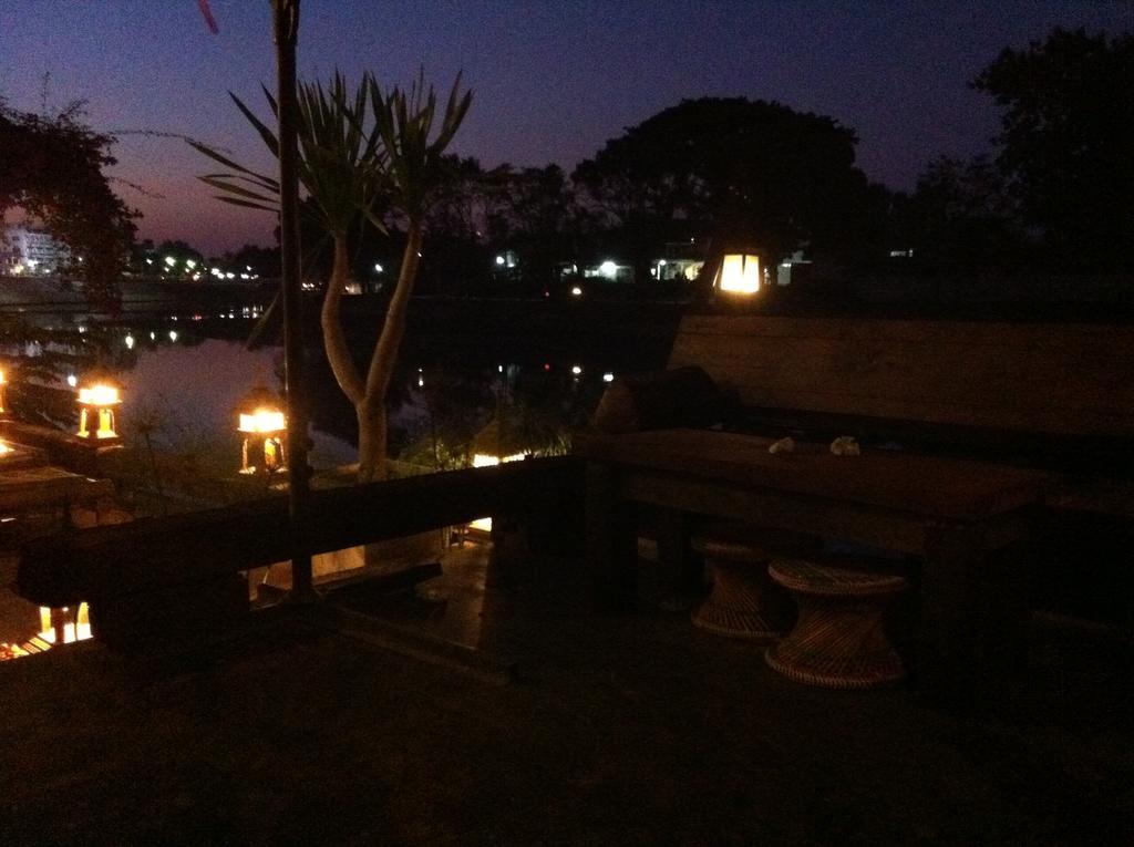 The Riverside Guest House Lampang Exterior photo